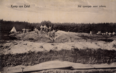 16176 Afbeelding van graafwerkzaamheden door militairen in een stuk heideveld in het Kamp bij Zeist te Zeist als ...